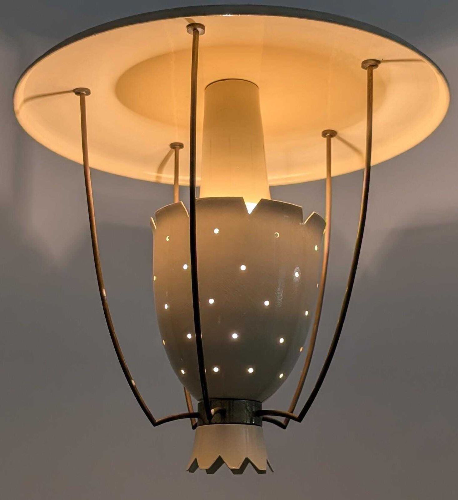 Suspension italienne en métal perforé avec détails en laiton, années 1940