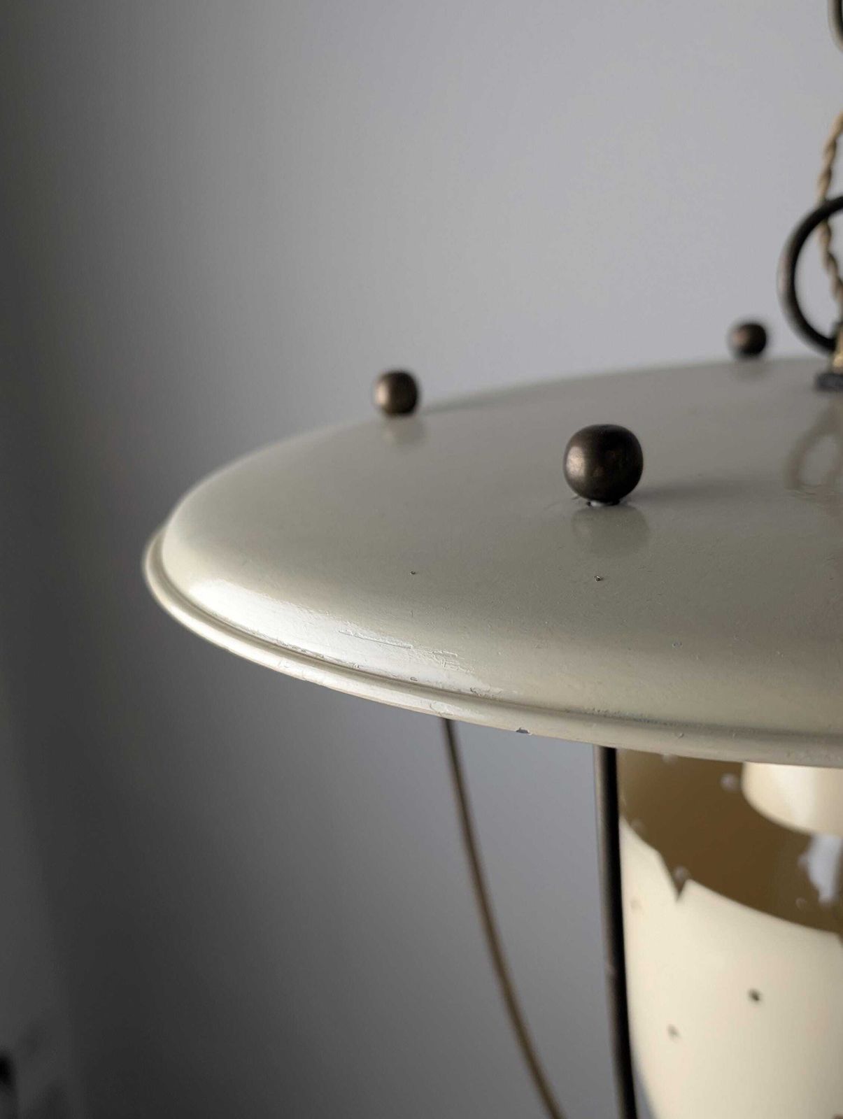 photo for sale Suspension italienne en métal perforé avec détails en laiton, années 1940