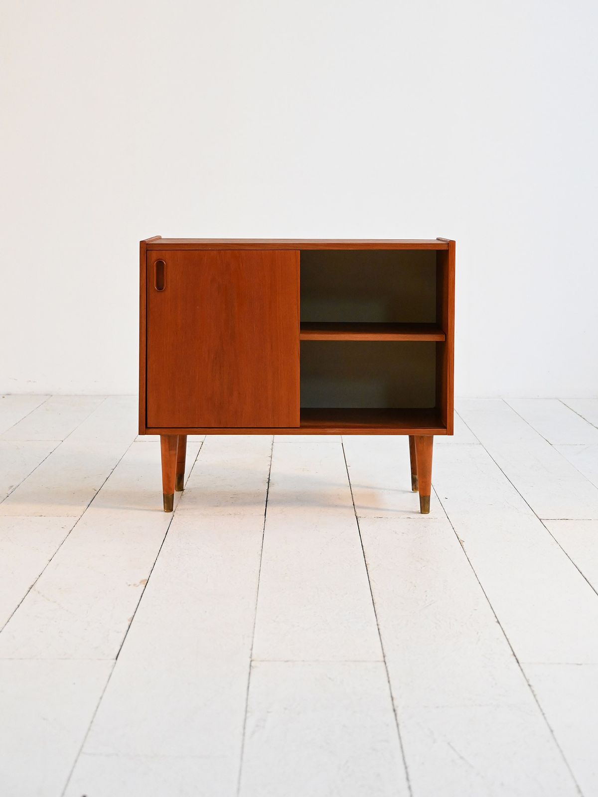 Mid-Century teakhouten kast – Noord-Europese productie, ca. jaren 1950 photo Meubels