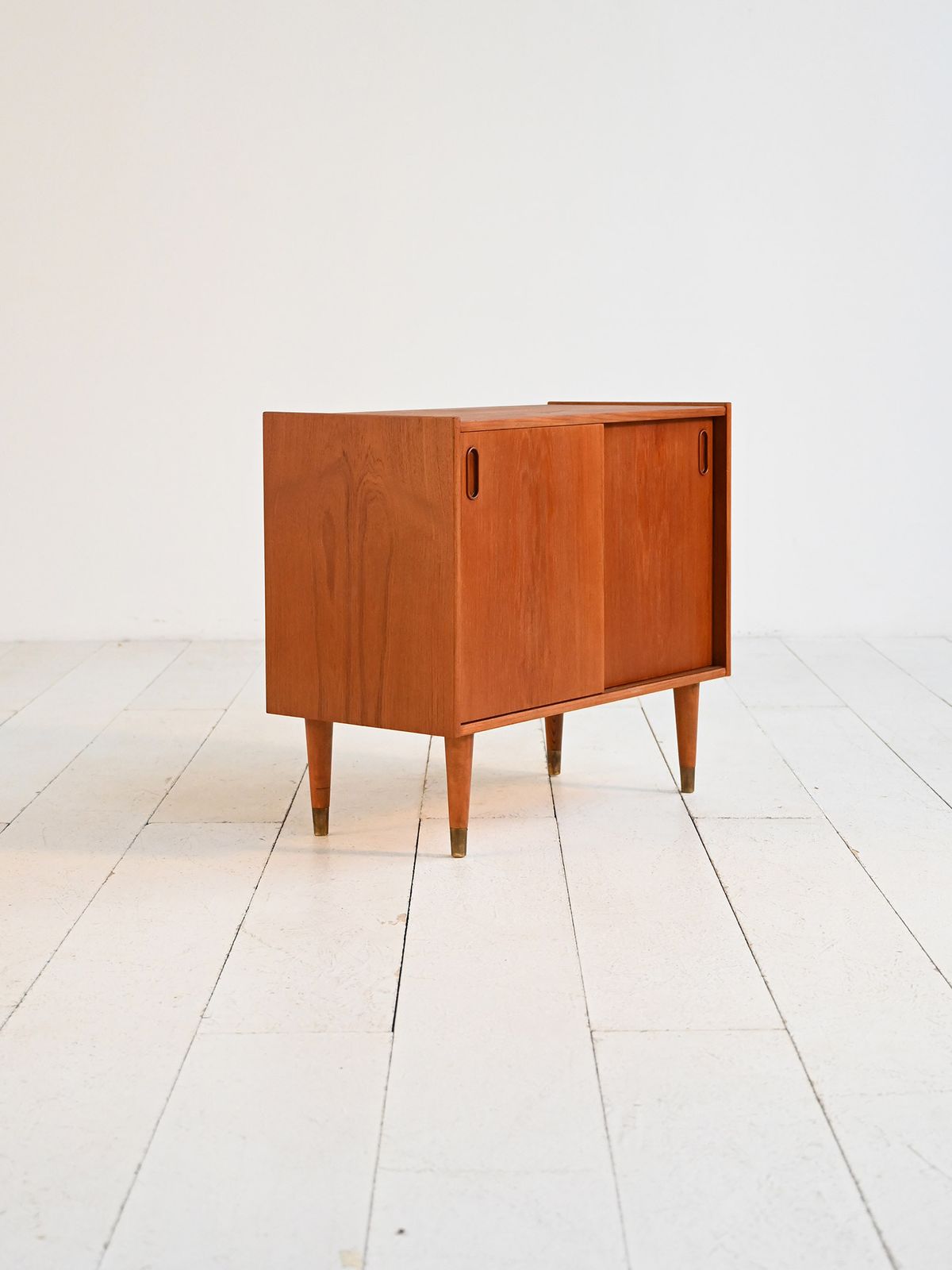 Cabinet mid-century en teck, production nord-européenne, années 1950 photo vinterior