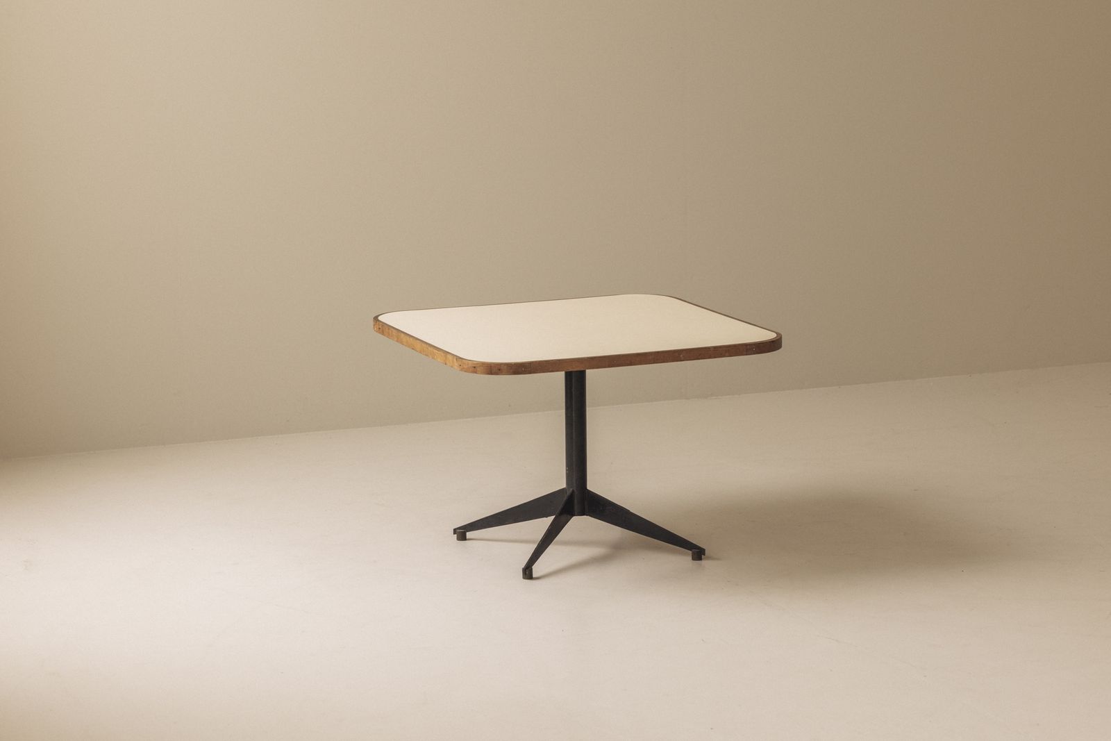 Elegante vierkante salontafel, Italië, ca. jaren 1950 photo for sale