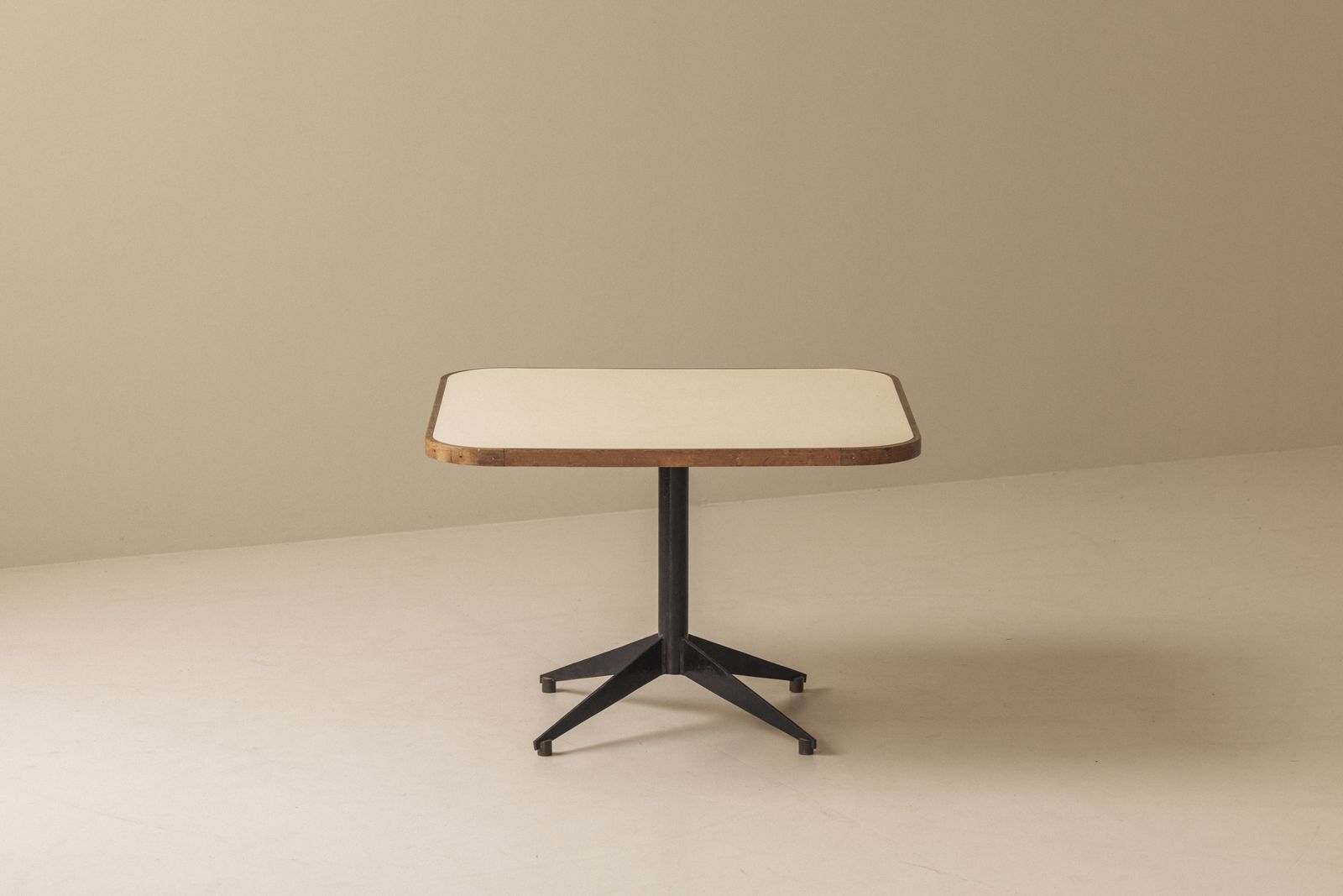 Elegante vierkante salontafel, Italië, ca. jaren 1950 photo Meubels