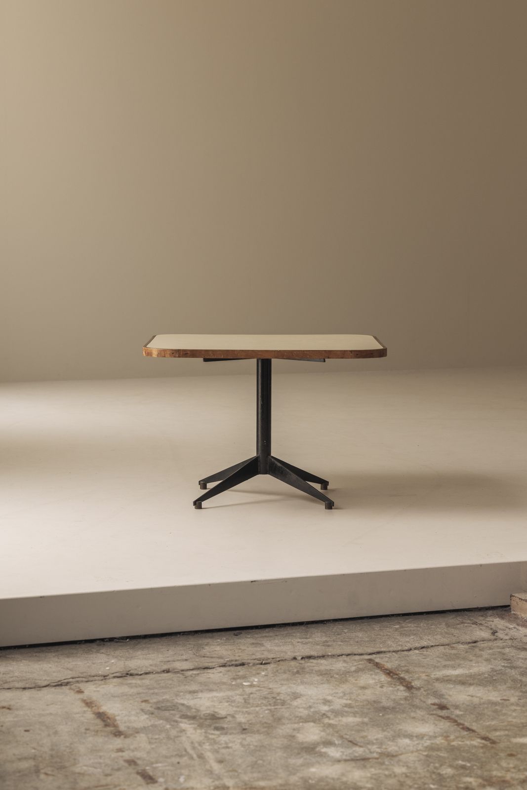 800.0 Elegante vierkante salontafel, Italië, ca. jaren 1950 photo