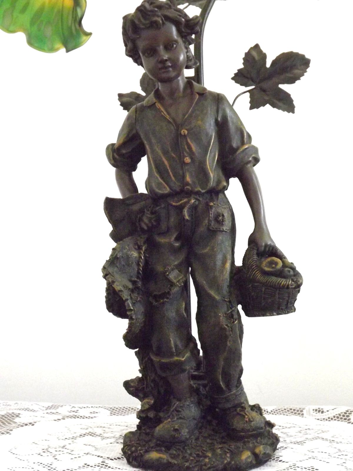 Art Nouveau tafellamp met jongensbeeldje en tulpvormige kappen in amber en groen glas photo buy