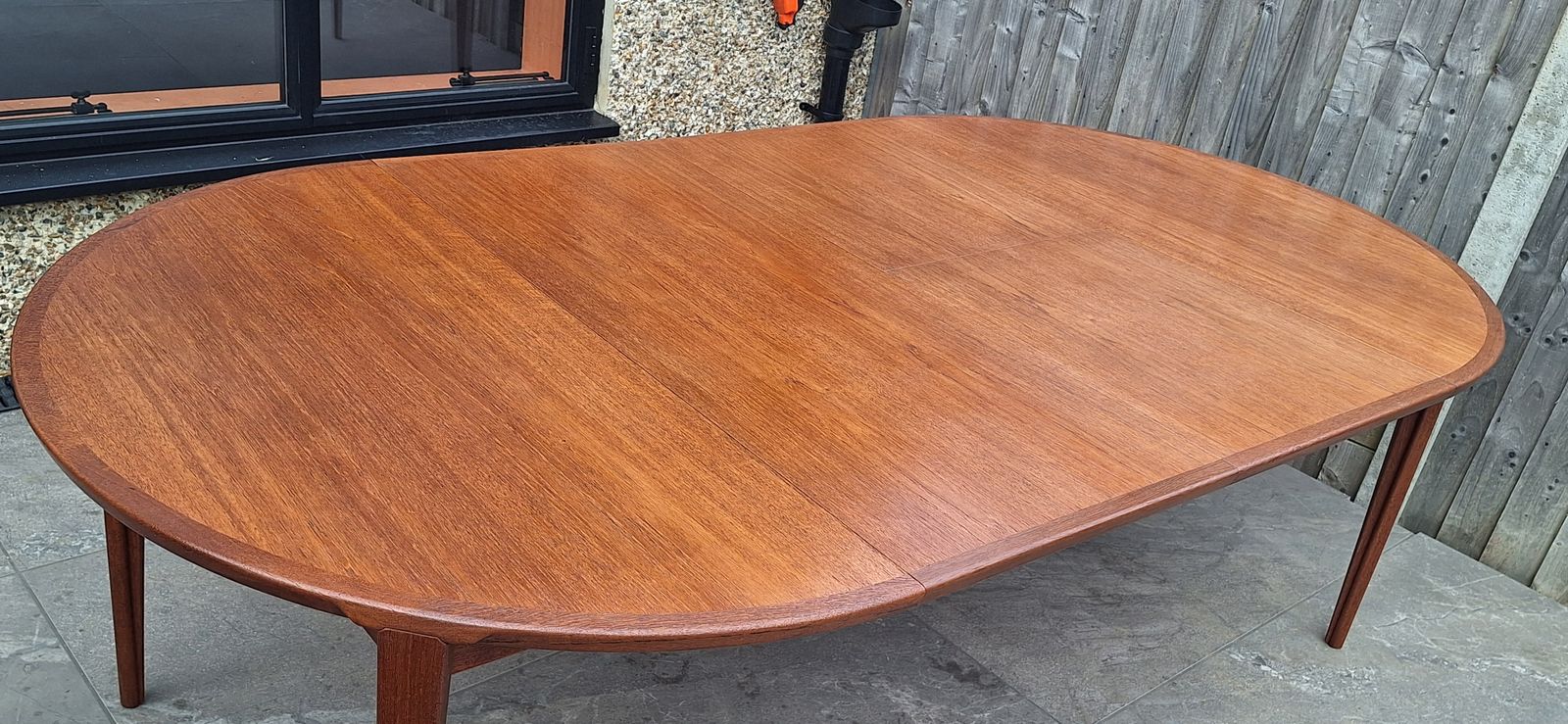photo furniture Danish Table And Chairs By Henry Rosengren Hansen
