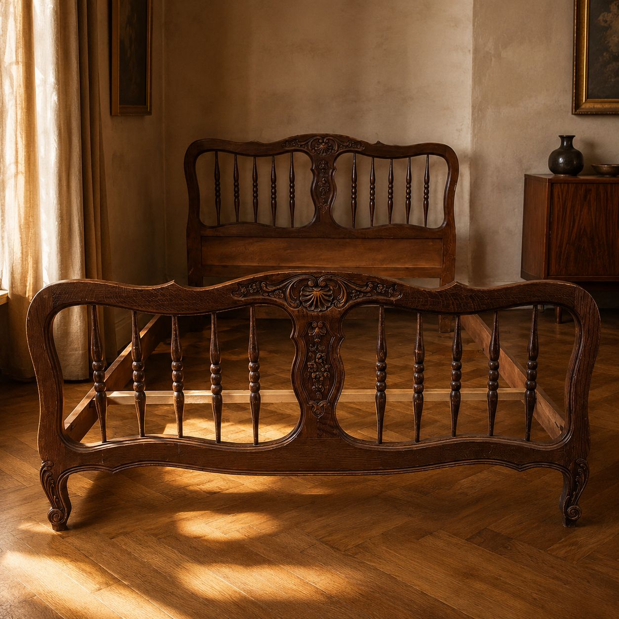 Vintage Houten Bedframe Met Gesneden Sierhoofdbord En Voetenboord, Eerste Helft 20e Eeuw