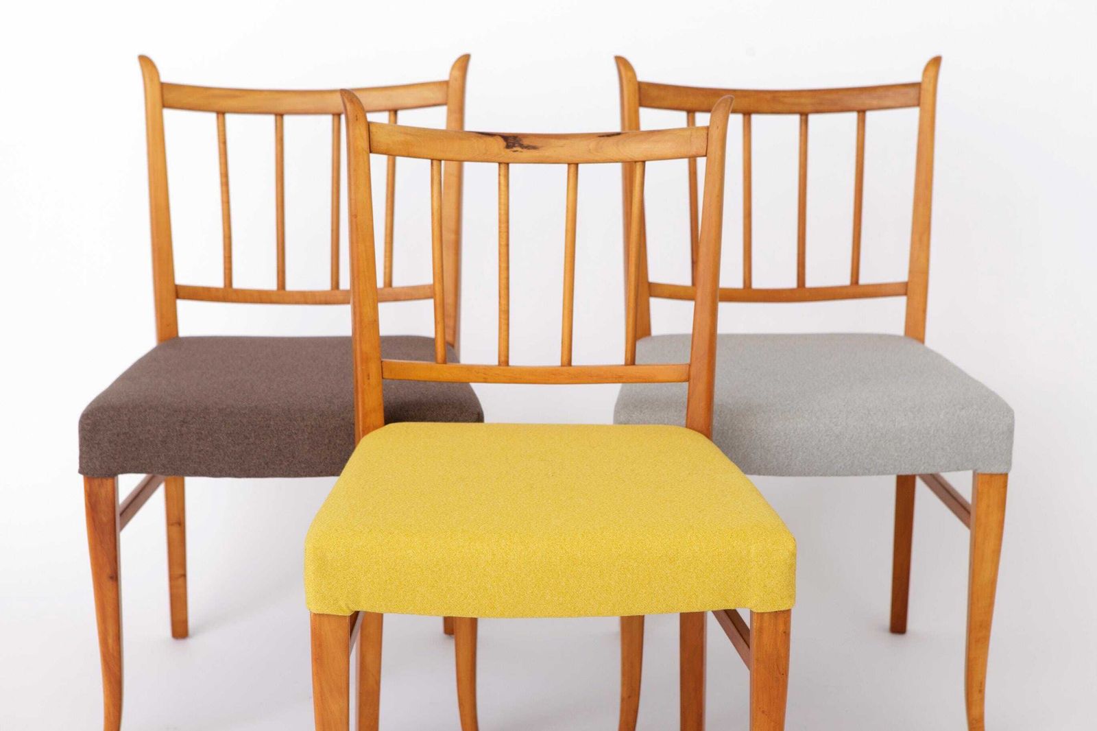 Set Van 4 Vintage Beuken Eetkamerstoelen, Jaren 1950 Mid Century Modern Stoelen, Gerestaureerde Houten Stoelen, Opnieuw Bekleed Met Kleurrijke Stof photo 1354.0