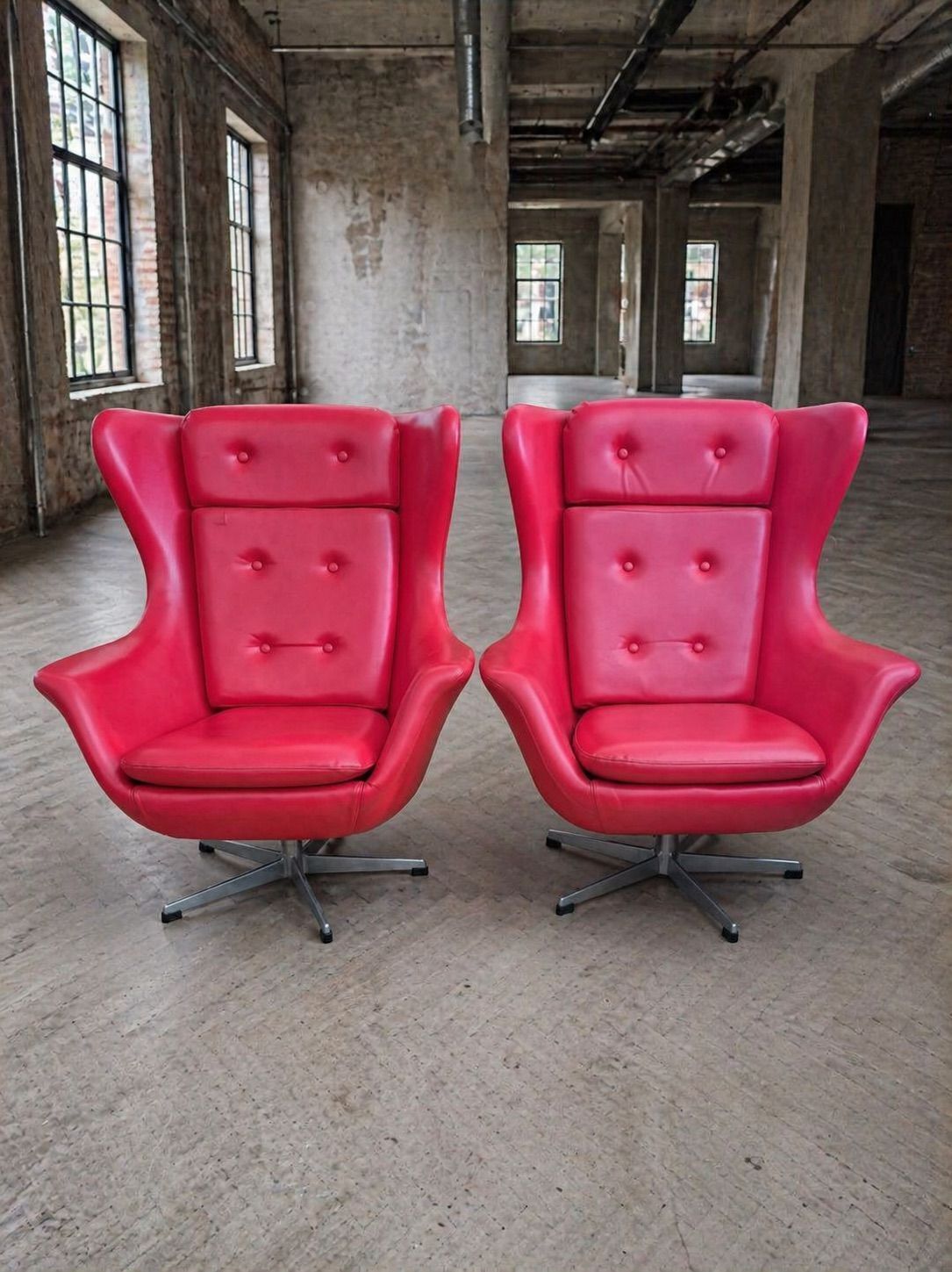 Paar hoge draaifauteuils – Scandinavian Modern, leer en aluminium – UP Závody Rousínov, ca. jaren 1960, Tsjecho-Slowakije