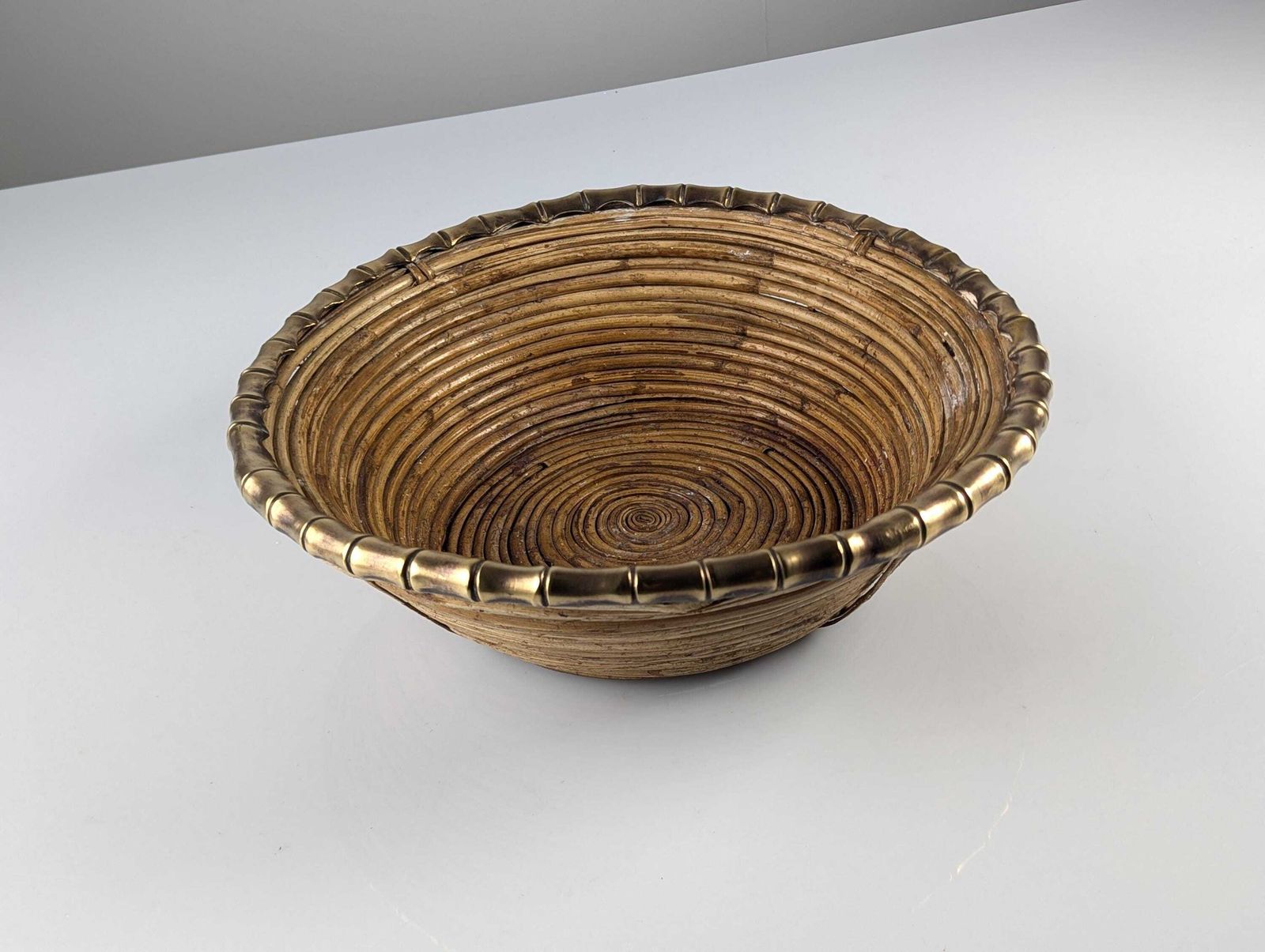 Coupe de milieu de table en rotin tressé et laiton, Italie, années 1970 photo vintage
