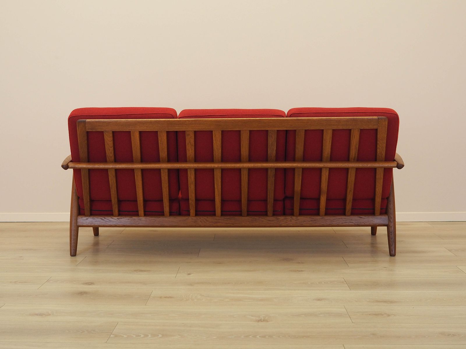 photo for sale Rode bank Cigar, Deens design, jaren 1960, ontwerper: Hans J. Wegner, fabrikant: Getama