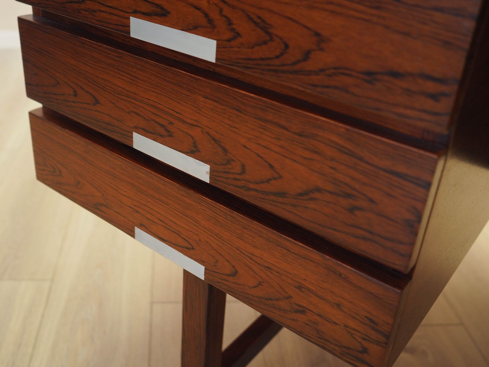 photo vintage Rozenhout Bureau, Deens Design, Jaren 1970, Fabrikant: Eigil Petersens Møbelfabrik