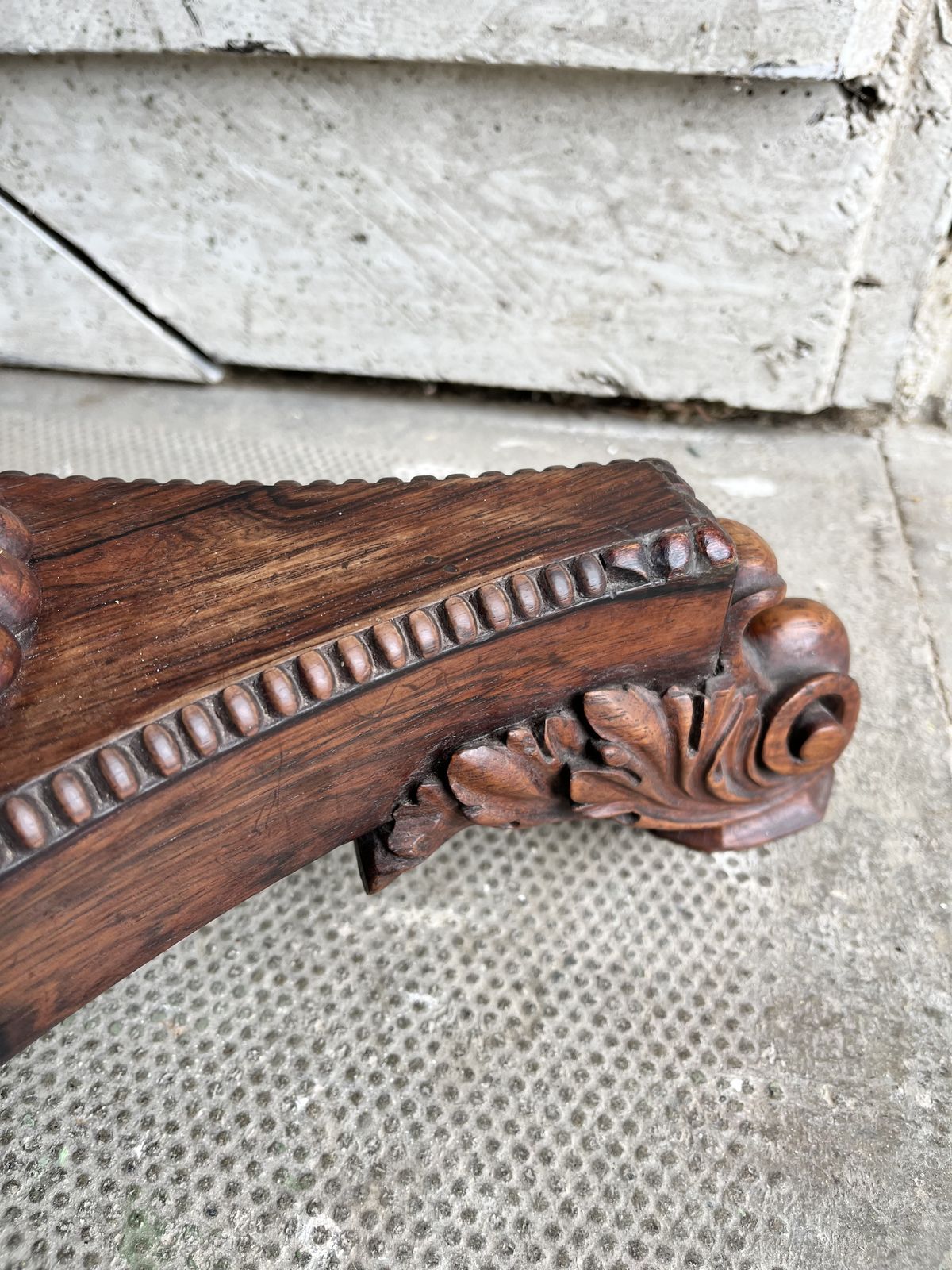 An Exceptional Quality Early Victorian Mahogany And Rosewood Circular Occasional Wine Table With Carved Legs photo furniture