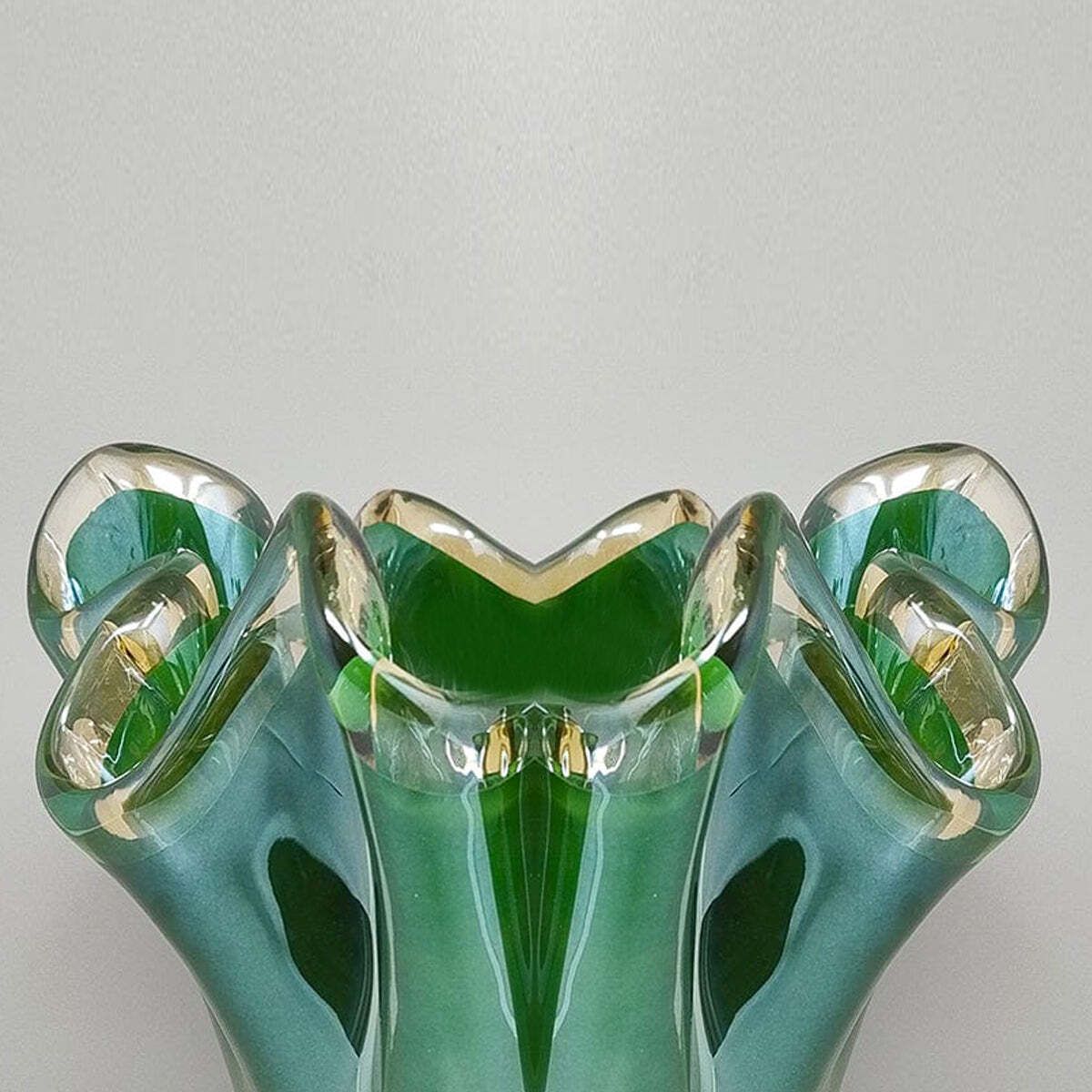 photo furniture Vase « Fazzoletto » en verre de Murano, par Dogi, années 1970. Fabriqué en Italie