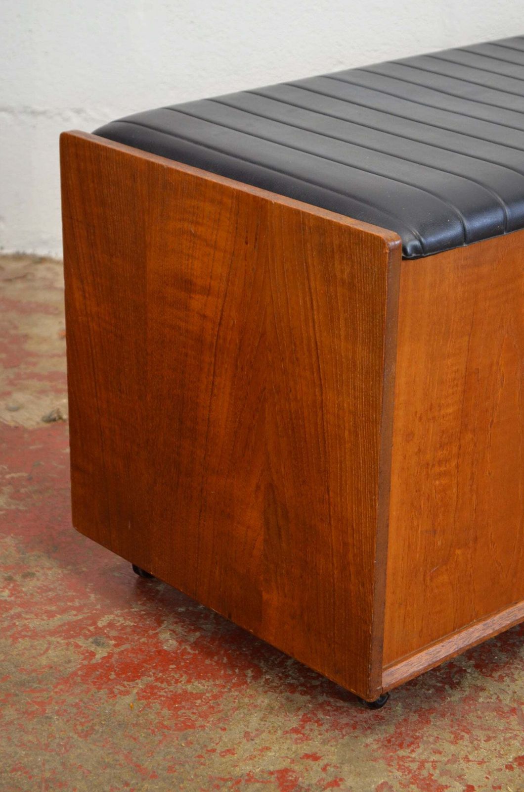 A Mid Century Teak Ottoman / Blanket Box photo vinterior