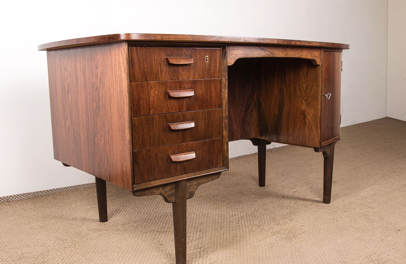 Bureau Danois Ovale En Palissandre Par Gunni Omann 1960. photo for sale