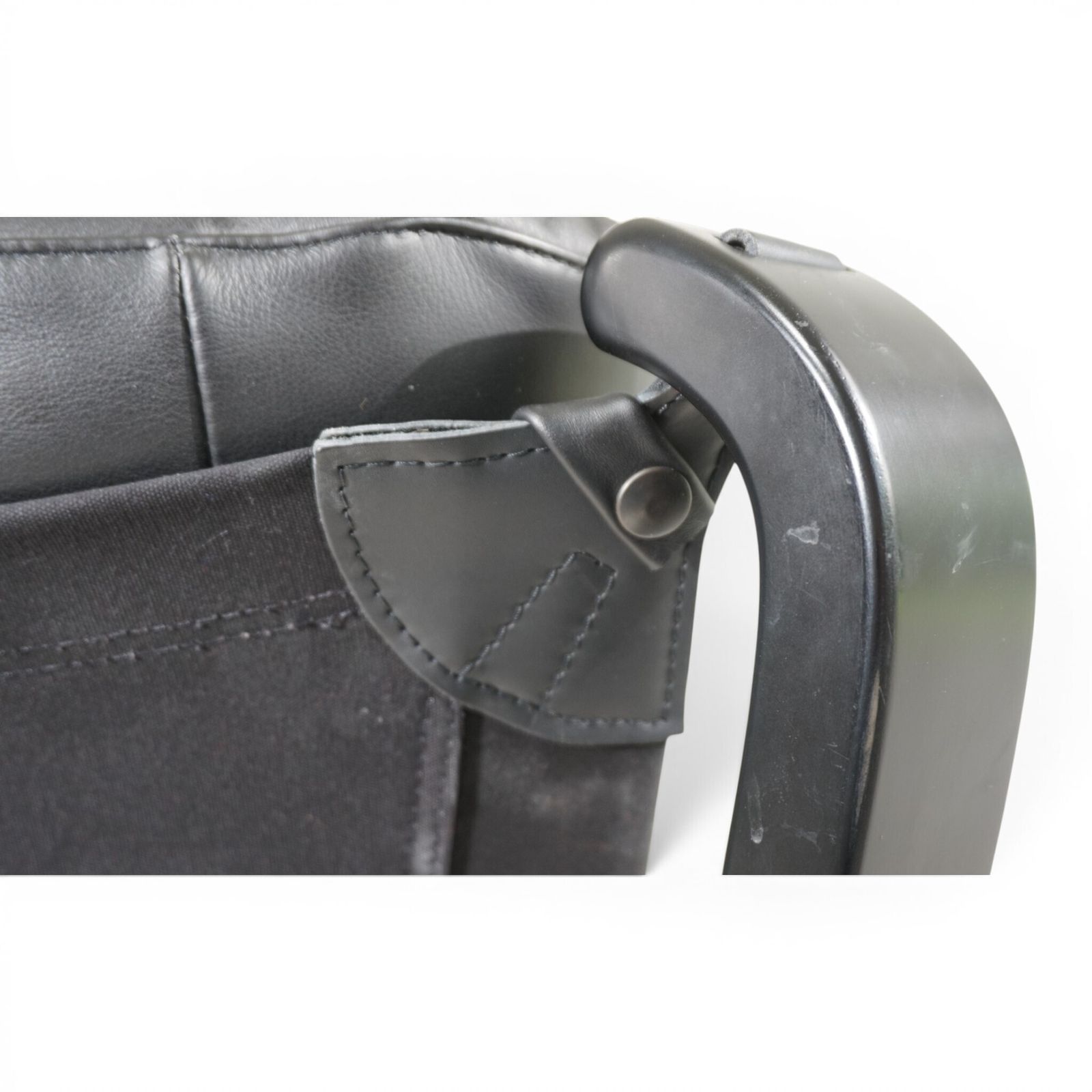 photo furniture Poltrona Frau Viking Leather Lounge Chair door Sigurd Ressell, 1970