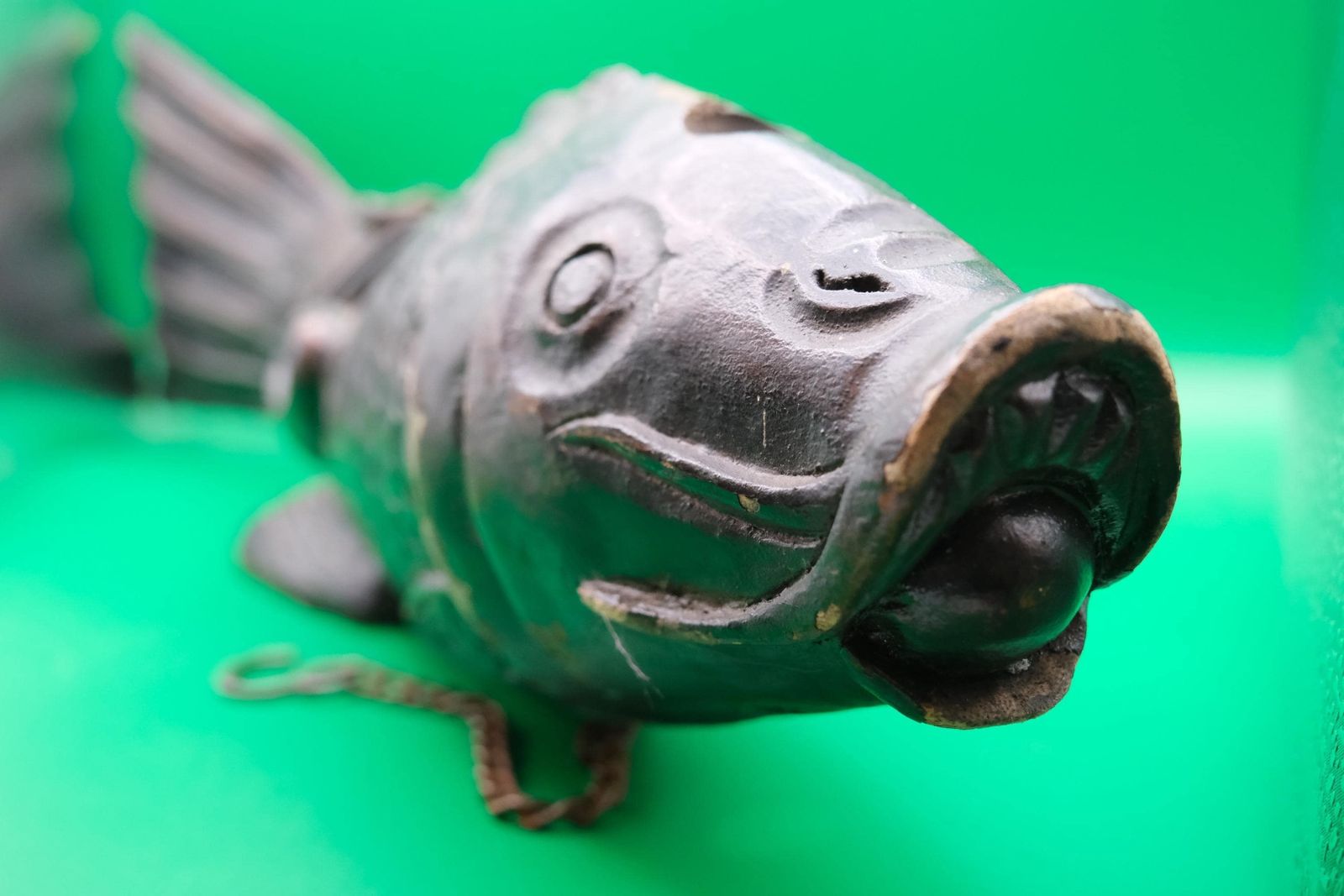 Antieke Japanse Jizai Kagi gesneden houten koi, Meiji-periode haardhaak, Japanse volkskunst karper, geluk en welvaart cadeau, 47 cm