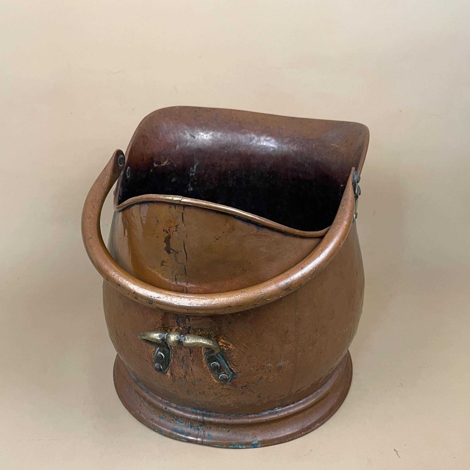 Antique English Metal Copper Coal Bucket Handle Fireside Fire Side Scuttle Copper Helmet Farmhouse Cottage Vintage Fireplace photo for sale