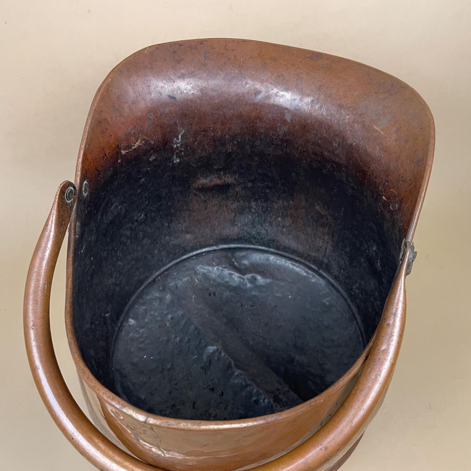Home Fixtures Antique English Metal Copper Coal Bucket Handle Fireside Fire Side Scuttle Copper Helmet Farmhouse Cottage Vintage Fireplace photo