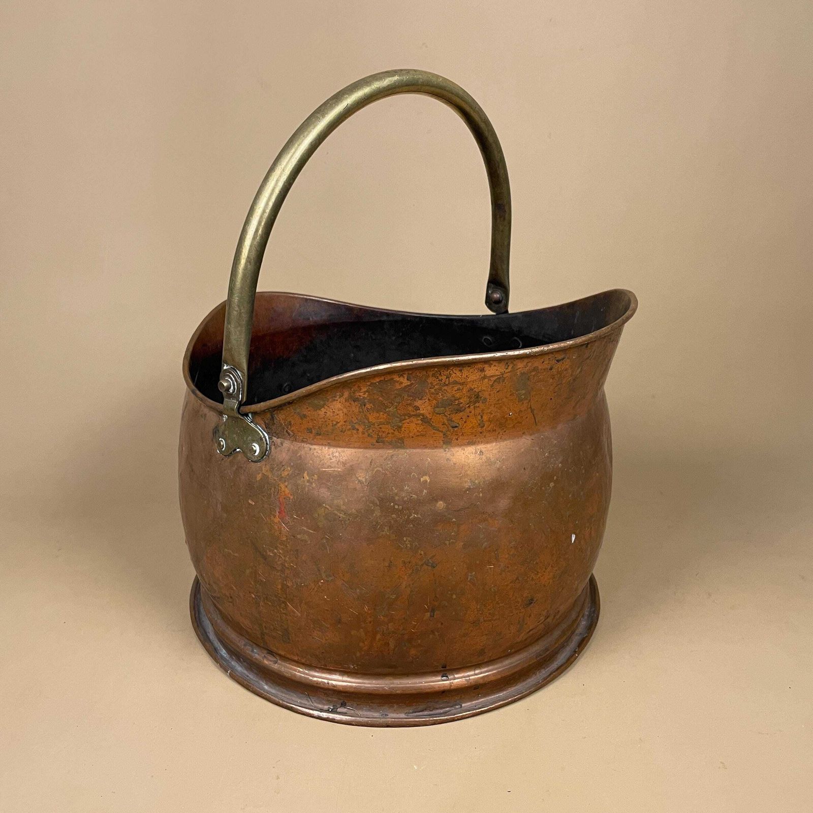 Antique English Metal Copper Coal Bucket Brass Handle Fireside Fire Side Scuttle Copper Helmet Farmhouse Cottage Vintage Fireplace photo for sale