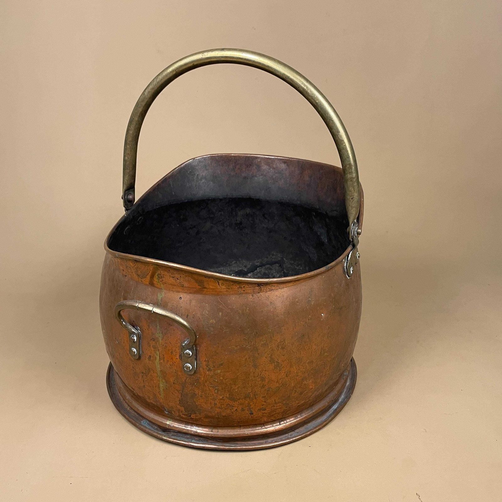 Antique English Metal Copper Coal Bucket Brass Handle Fireside Fire Side Scuttle Copper Helmet Farmhouse Cottage Vintage Fireplace photo vinterior
