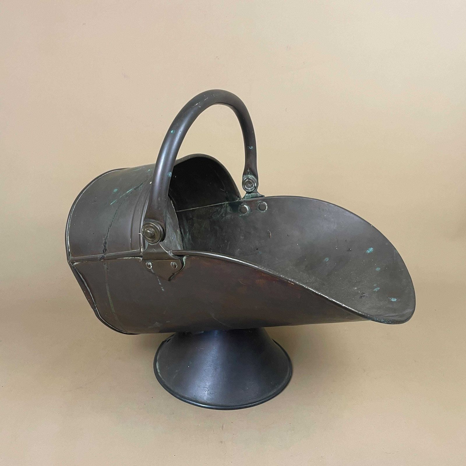 Antique English Metal Copper Coal Bucket Handle Fireside Fire Side Scuttle Copper Helmet Farmhouse Cottage Vintage Fireplace photo for sale