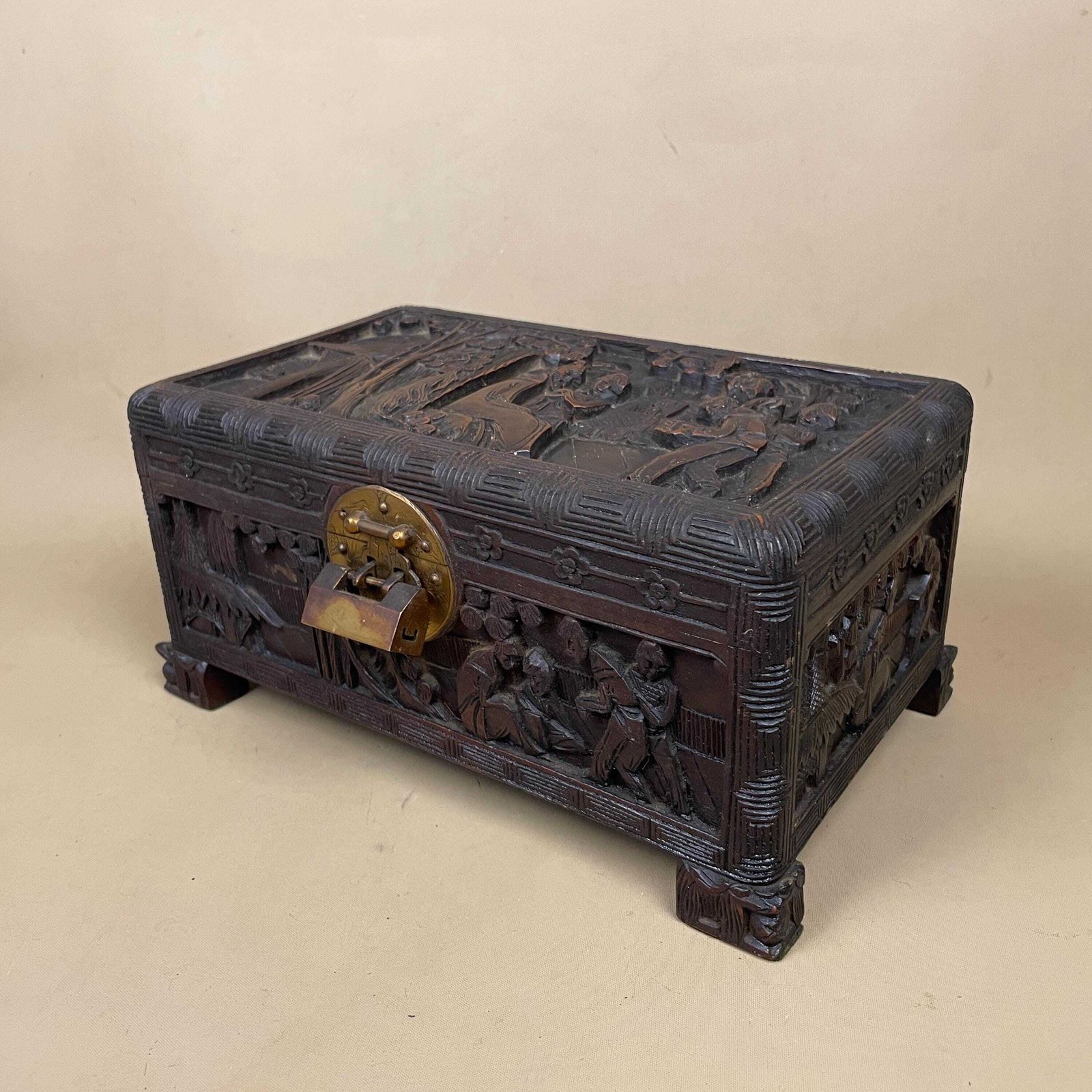 photo vinterior Oriental Wooden Box Trinket Jewellery Storage Keepsake Brown Wood Gold Brass Lock And Key Metal Trims Rectangle Antique Carved Pattern