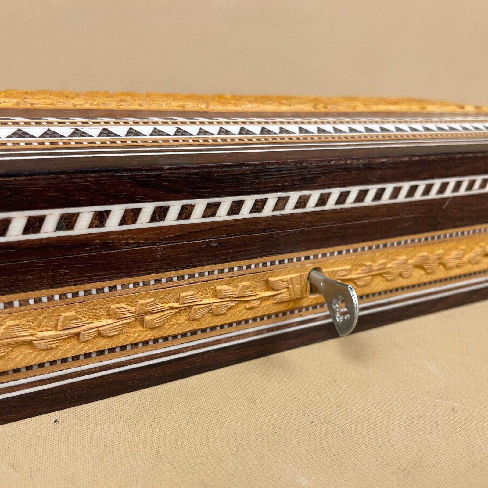 photo vinterior Hand Carved Wooden Box Floral Patterned Design Vintage Storage Trinket Jewellery Decorative Carved Keepsake Box Antique Rectangle Wood Key