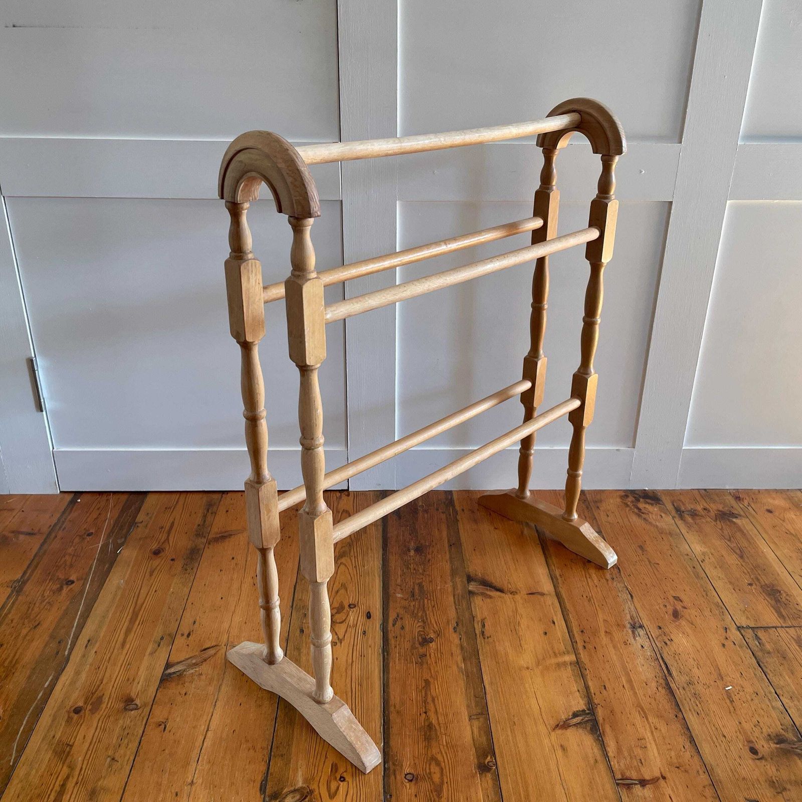 Victorian Pine Towel Rail Freestanding Wooden Blanket Bathroom Antique Style Stand Bathroom Holder Rack Cottage Mud Room Freestanding