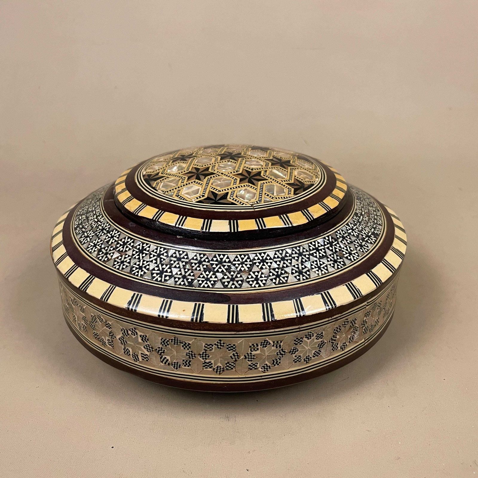 Home Decor Middle Eastern Box Wooden Inlay Mosaic Pattern Trinket Jewellery Round Medium Keepsake Storage Lid Lidded Circle Marquetry Antique photo