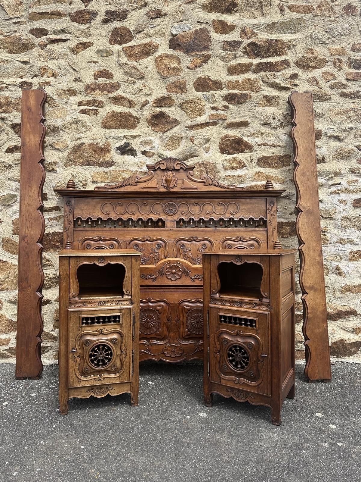 photo vinterior Antique French Breton Carved Oak Bedroom Suite