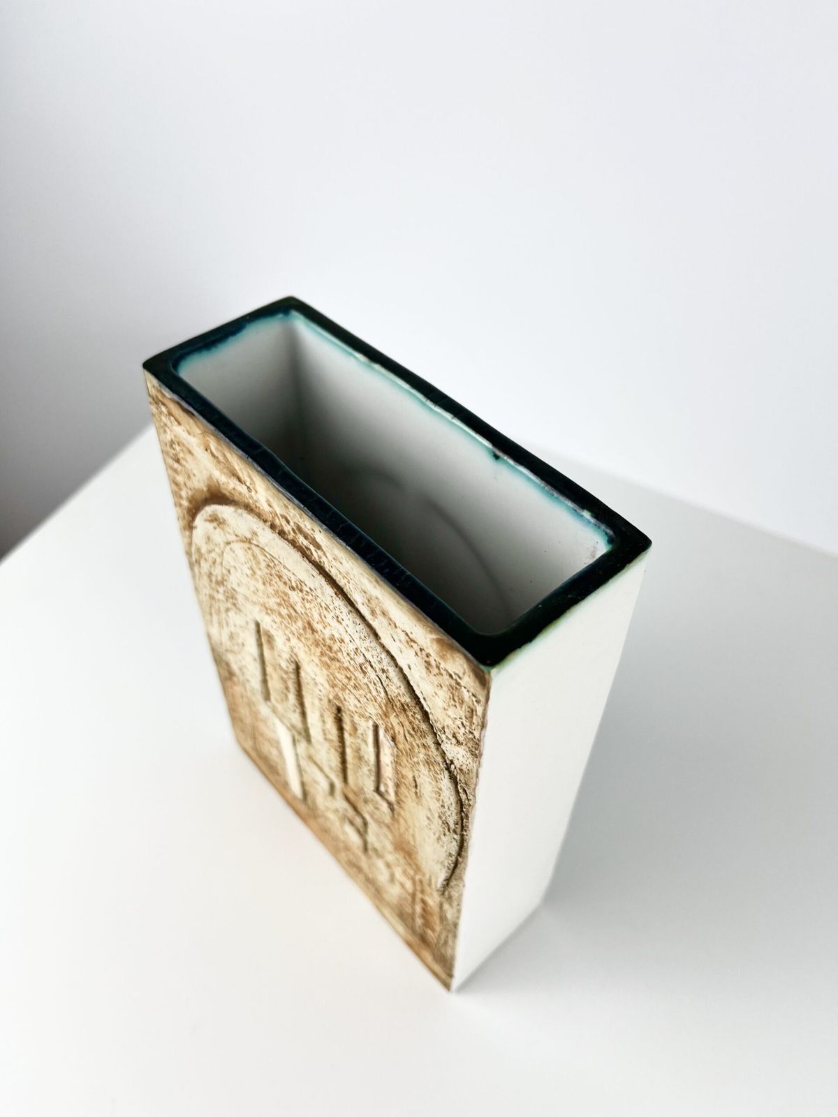 photo vinterior Anne Lewis For Troika Double Sided Slab Vase British 1960s