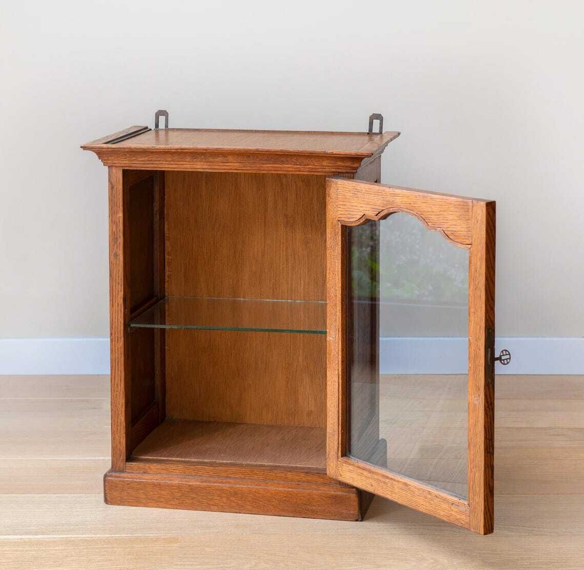 photo furniture Antieke Eiken Wandkast – Glazen Deur Met Slot – Arts And Crafts Vitrinekast Voor Badkamer Of Display