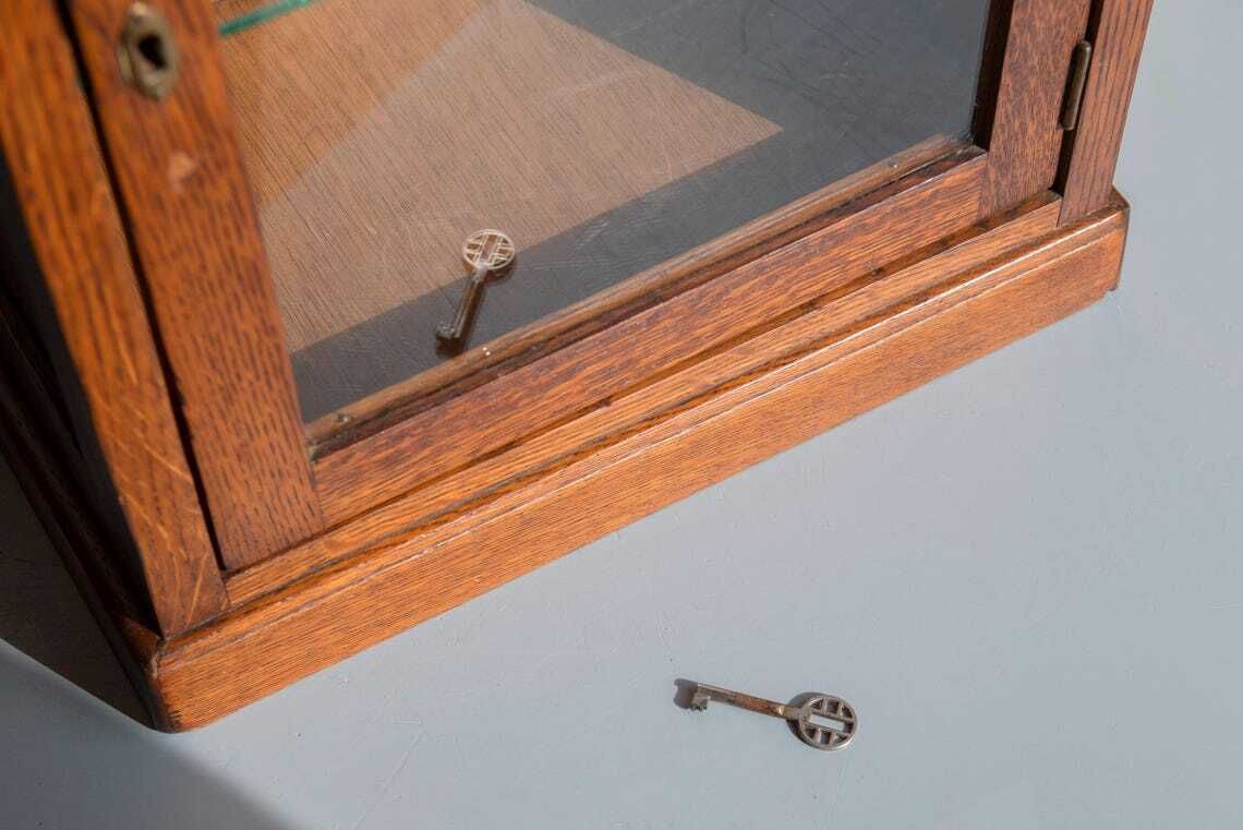 photo for sale Antieke Eiken Wandkast – Glazen Deur Met Slot – Arts And Crafts Vitrinekast Voor Badkamer Of Display