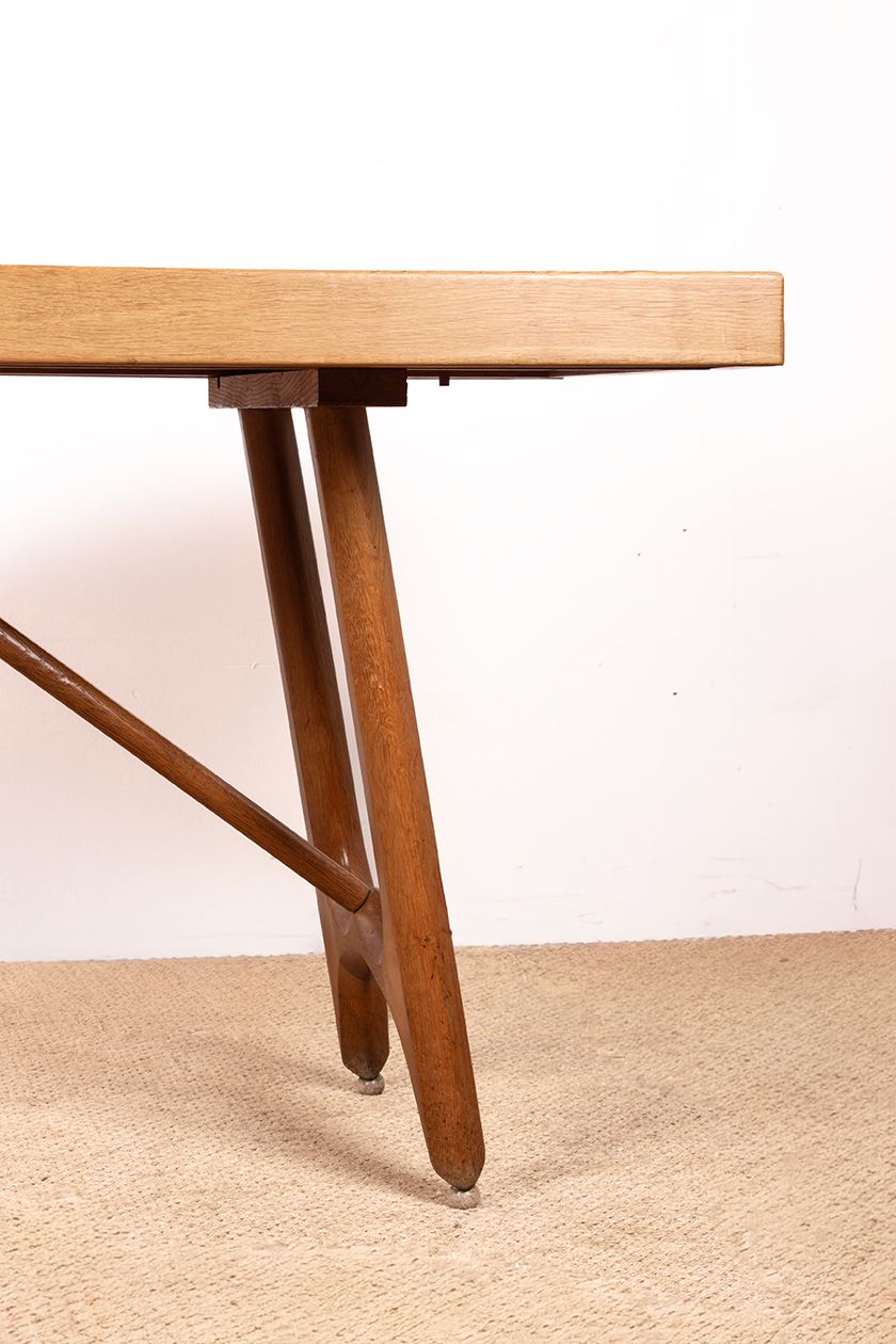 Grande table à manger extensible en chêne, par Guillerme et Chambron pour Votre Maison, 1960. photo Mobilier
