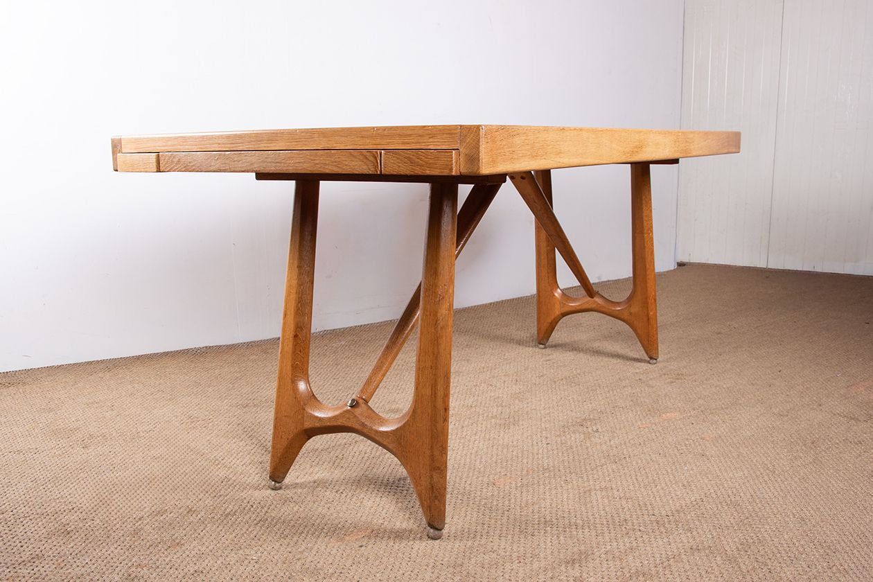Grande table à manger extensible en chêne, par Guillerme et Chambron pour Votre Maison, 1960.