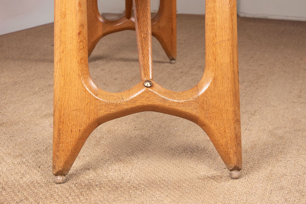photo vintage Grande table à manger extensible en chêne, par Guillerme et Chambron pour Votre Maison, 1960.