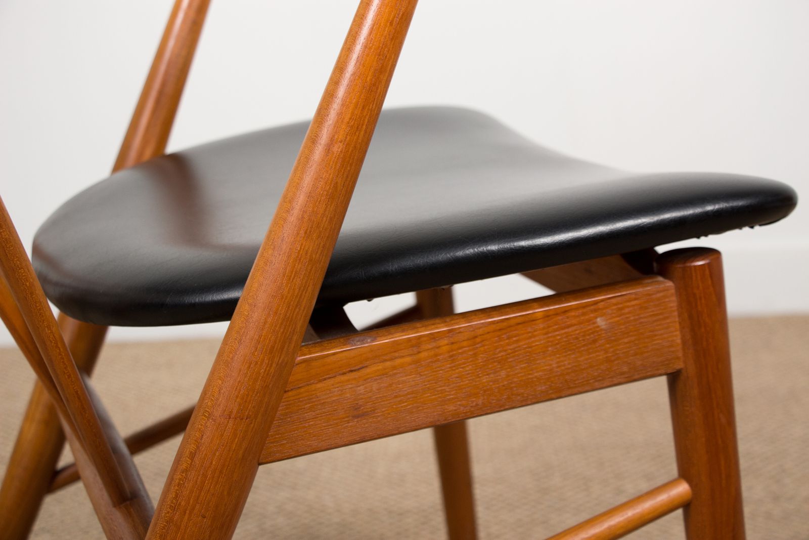 photo furniture Fauteuils danois en teck et skaï Sibast, par Helge Sibast pour Sibast, 1955.