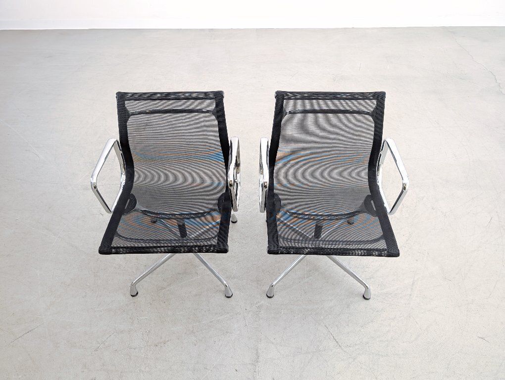 Set van 2 Vitra EA108 bureaustoelen, Charles Ray Eames mesh-ontwerp photo Meubels