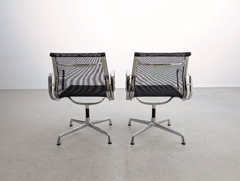 Set van 2 Vitra EA108 bureaustoelen, Charles Ray Eames mesh-ontwerp photo vinterior