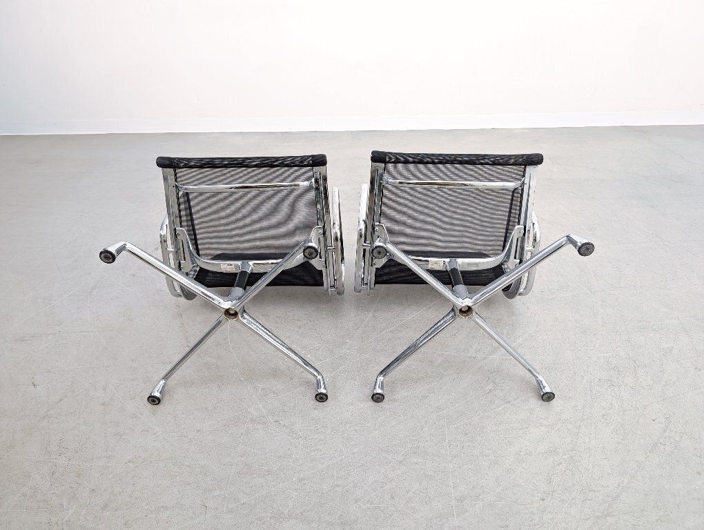 Set van 2 Vitra EA108 bureaustoelen, Charles Ray Eames mesh-ontwerp photo vintage