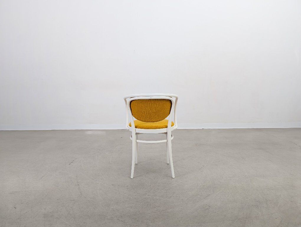 photo furniture Lot de 7 chaises Thonet 210 P en bois courbé, jaunes, années 1960, design classique