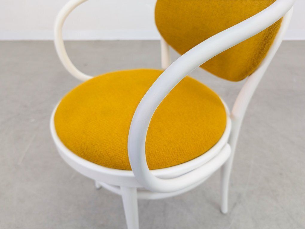 photo vintage Set van 7 Thonet stoelen 210 P Bentwood jaren 1960 geel design classic