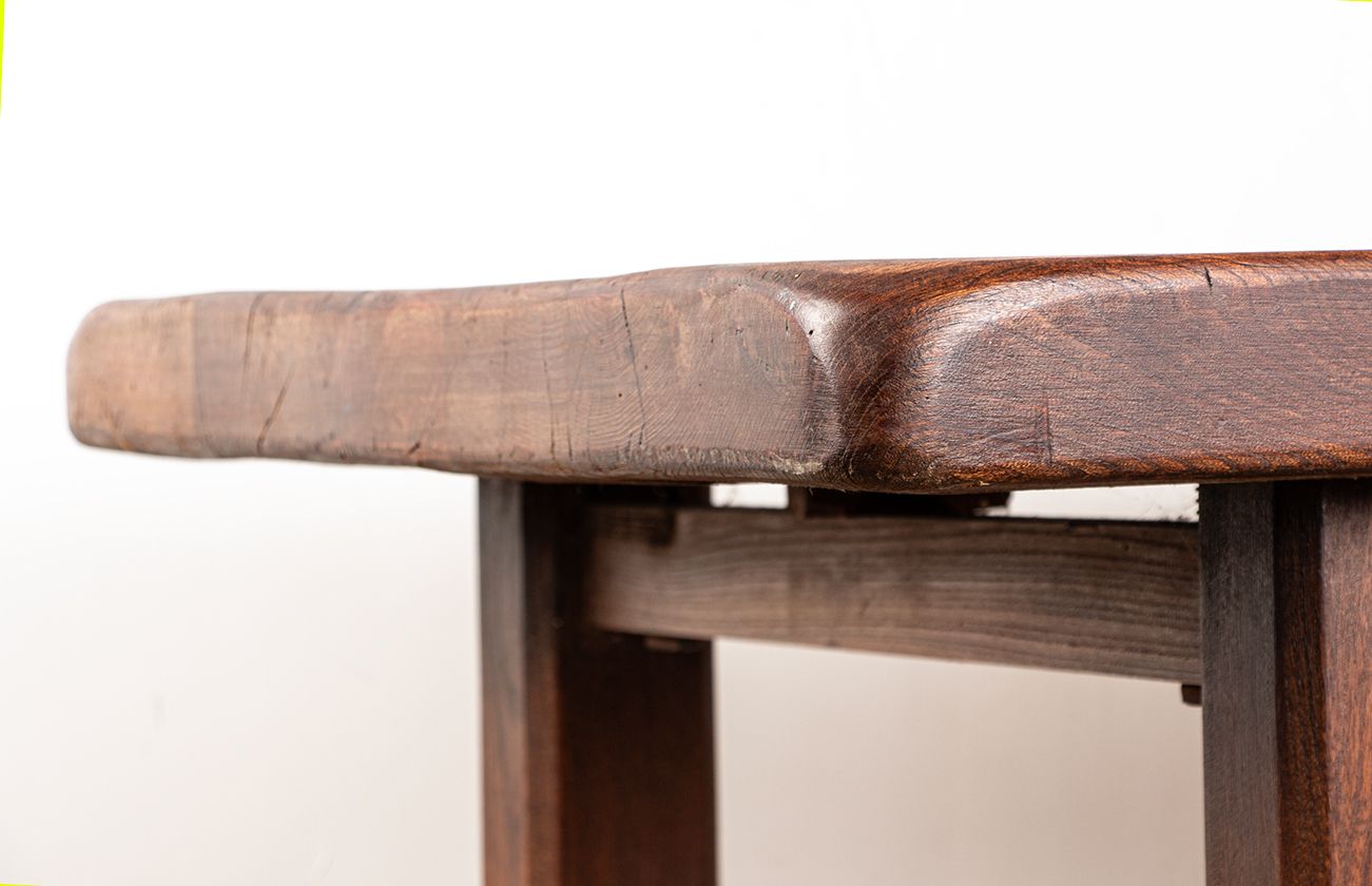 photo furniture Grande table à manger brutaliste en orme massif, dans le style de Olavi Hanninen, 1960.