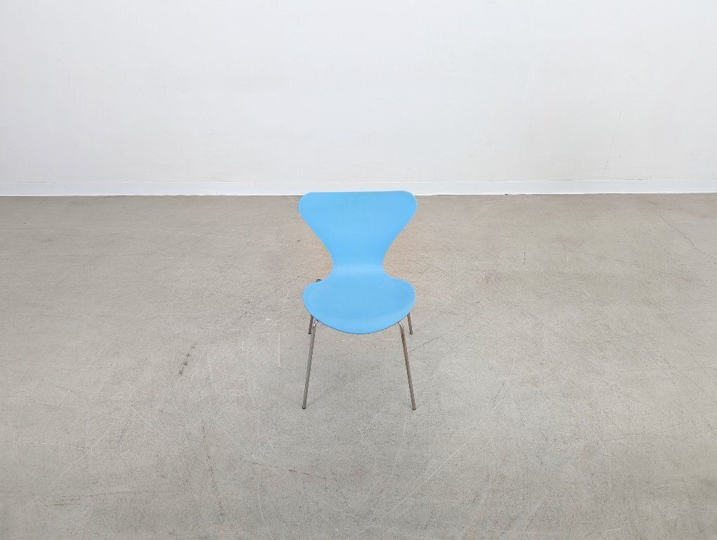 Fritz Hansen Series 7 Chair Light Blue 3107 Chair Arne Jacobsen photo for sale