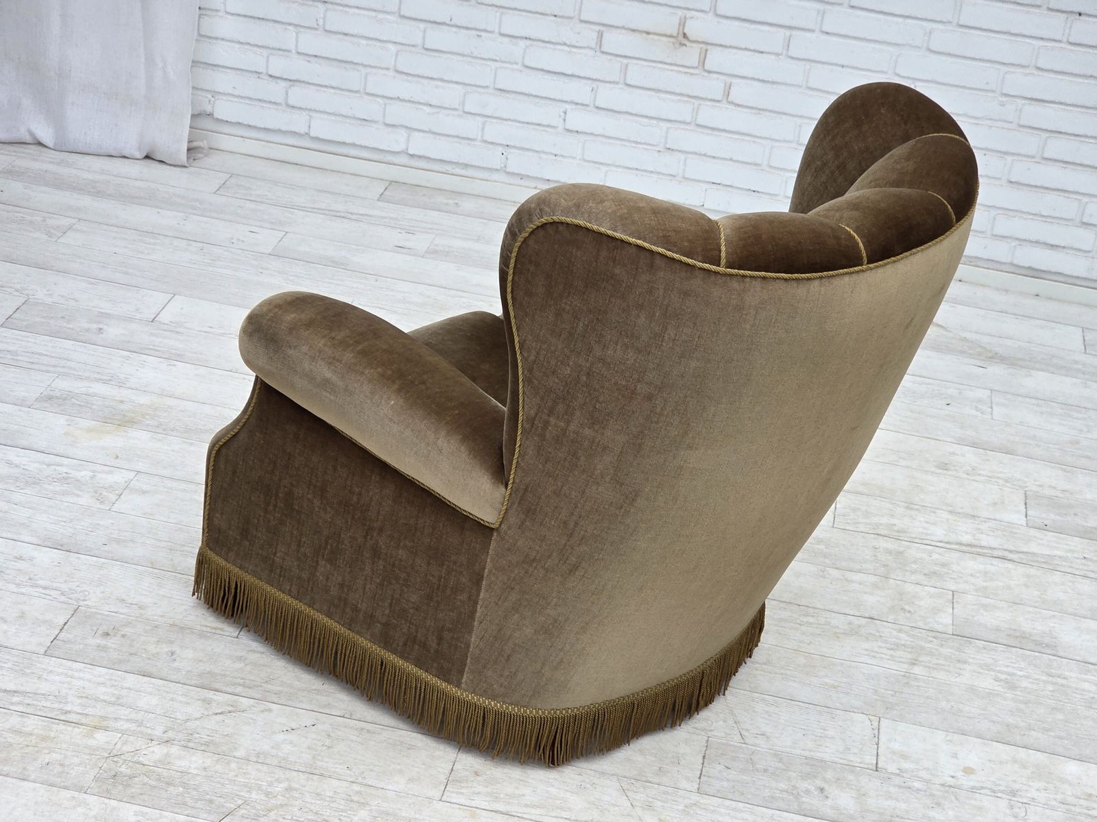 photo buy Jaren 1960, Deense relax fauteuil, donkergroen meubelvelours, essenhout.