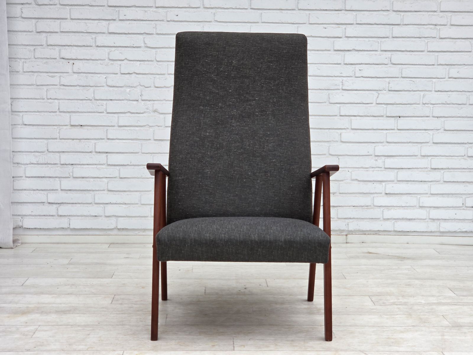 Ca. Jaren 1970, Deense Fauteuil Met Hoge Rug, Meubelstof, Teakhout. photo furniture