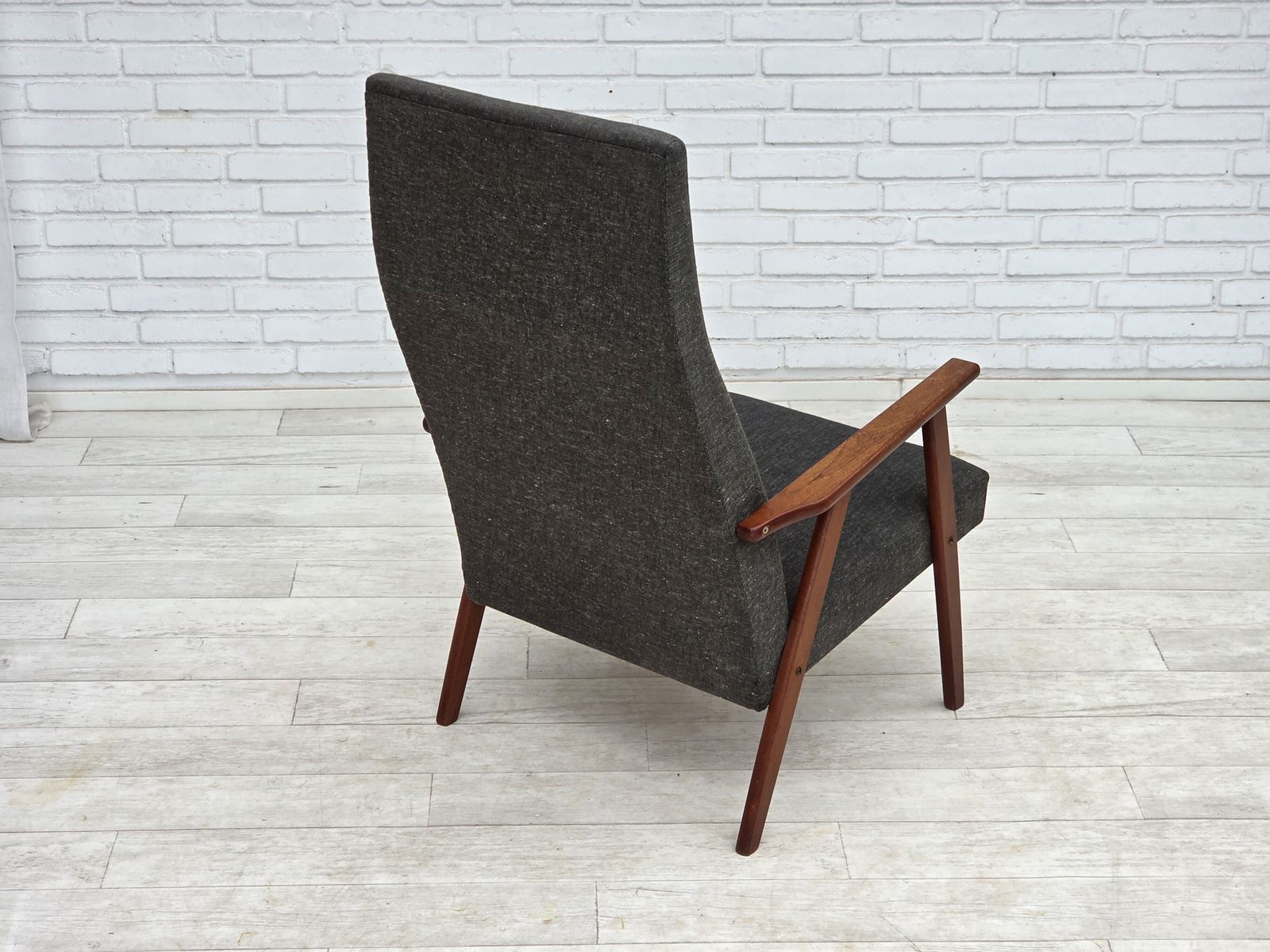 Ca. jaren 1970, Deense fauteuil met hoge rug, meubelstof, teakhout. photo vintage