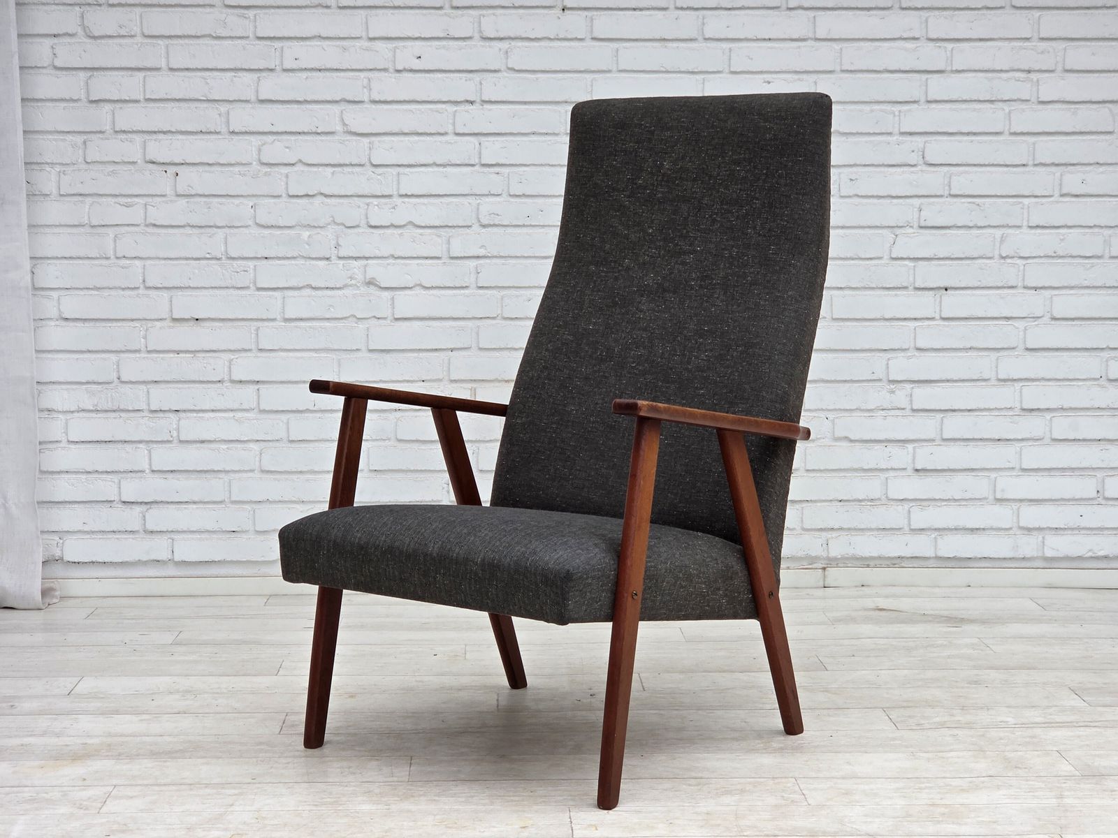 850.0 Ca. jaren 1970, Deense fauteuil met hoge rug, meubelstof, teakhout. photo