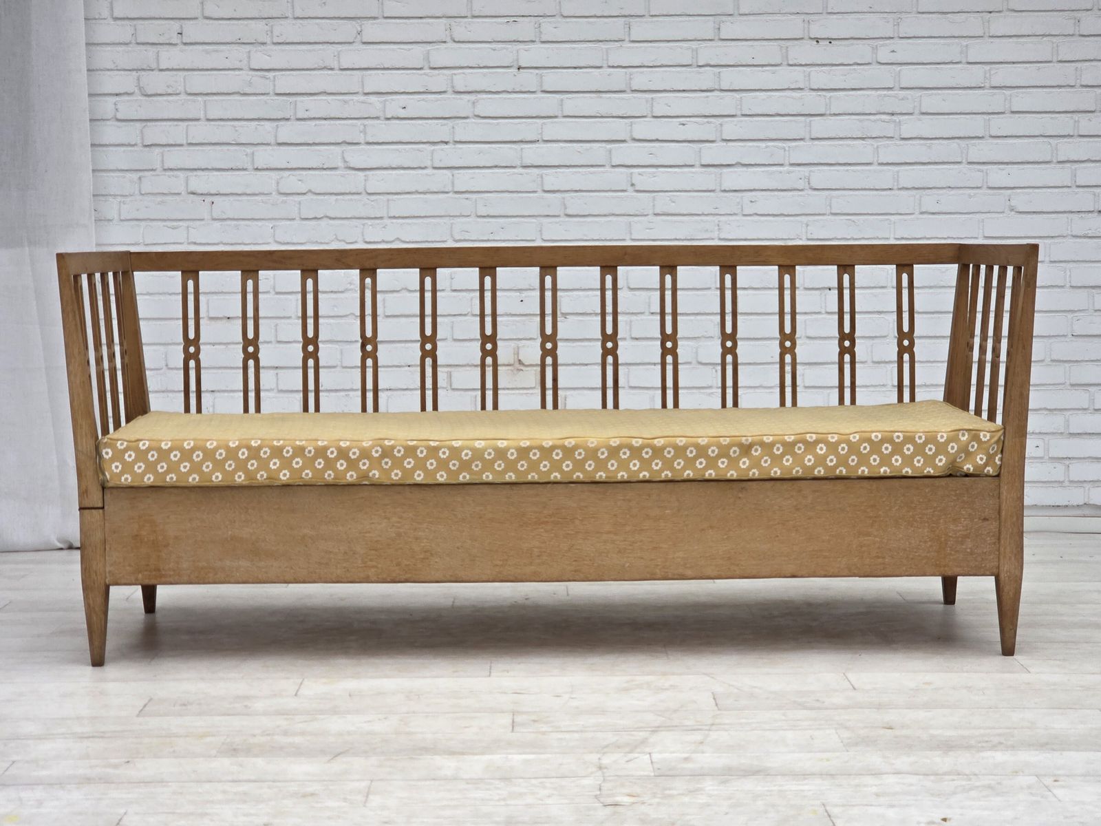 Jaren 1970, Zweedse slaapbank met neerklapbare armleuning, meubelstof, eikenhout. photo furniture